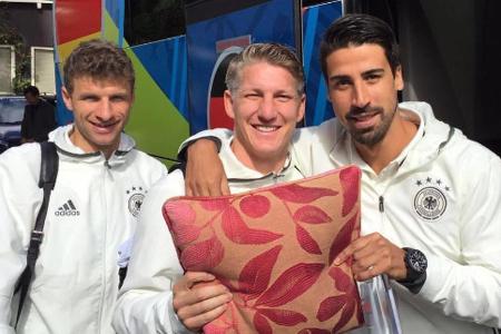 Thomas Müller, Bastian Schweinsteiger und Sami Khedira (v.l.n.r.) zeigen sich gut gelaunt vor der Reise nach Paris Thomas Müller, Bastian Schweinsteiger und Sami Khedira (v.l.n.r.) zeigen sich gut gelaunt vor der Reise nach Paris