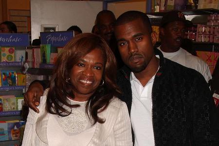 Kanye West und seine Mutter Donda im Sommer 2007 Kanye West und seine Mutter Donda im Sommer 2007