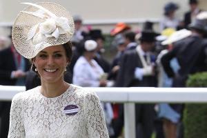 Herzogin Kate: Ascot-Debüt in weißem Spitzenkleid samt Namensschild