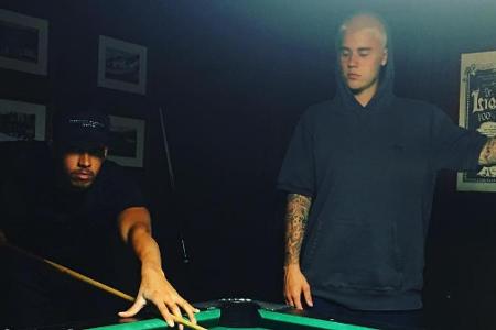 Lewis Hamilton besiegt Kumpel Justin Bieber beim Billard spielen Lewis Hamilton besiegt Kumpel Justin Bieber beim Billard spielen