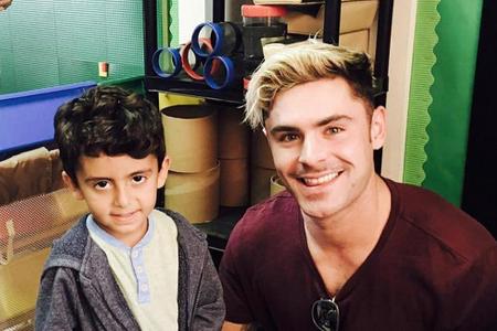 Zac Efron zeigte beim Besuch einer Grundschule erstmals seine neue Frisur Zac Efron zeigte beim Besuch einer Grundschule erstmals seine neue Frisur