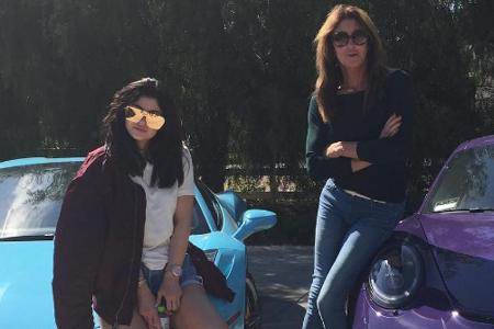 Caitlyn Jenner posiert mit ihrer Tochter Kylie und Luxusautos Caitlyn Jenner posiert mit ihrer Tochter Kylie und Luxusautos