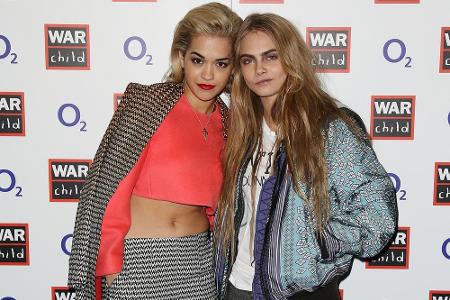 Im Bad Taste vereint: Rita Ora und Cara Delevingne (r.) beim War Child BRIT Awards Concert Anfang 2013 in London im Muster- ...