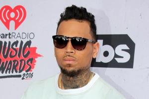 Chris Brown tritt Fan gegen den Kopf