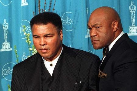 Auch Muhammad Alis früherer Rivale George Foreman (r.) zeigt sich vom Tod des Champions tief getroffen Auch Muhammad Alis früherer Rivale George Foreman (r.) zeigt sich vom Tod des Champions tief getroffen