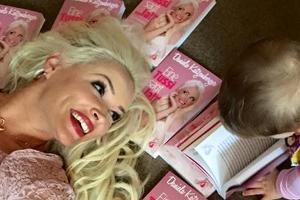 Einen kleinen Fan hat Daniela Katzenbergers Buch schon...