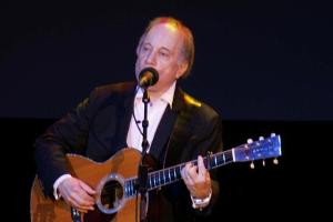 Paul Simon bei einem seiner unzähligen Auftritte - hier im Jahr 2010 in New York