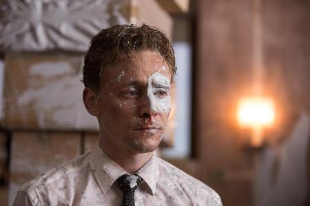 Auch wenn man es ihm nicht ansieht: Robert Laing (Tom Hiddleston) ist in diesem Moment so glücklich wie selten zuvor Auch wenn man es ihm nicht ansieht: Robert Laing (Tom Hiddleston) ist in diesem Moment so glücklich wie selten zuvor