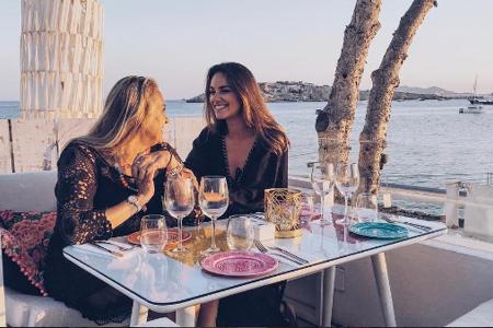 Janina Uhse genießt den Urlaub mit ihrer Mutter auf Ibiza Janina Uhse genießt den Urlaub mit ihrer Mutter auf Ibiza