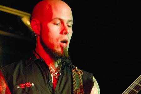 C.J. Pierce von Drowning Pool sucht derzeit den C.J. Pierce von Drowning Pool sucht derzeit den