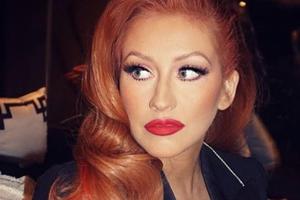 Christina Aguilera überrascht mit roten Haaren