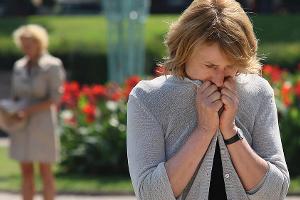 "Emma nach Mitternacht: Frau Hölle": Katharina Holl (Corinna Harfouch, r.) ist überzeugt, dass sie durch Nachlässigkeit den ...