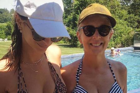 Emily Ratajkowski mit Mutter Kathleen Balgley am Pool Emily Ratajkowski mit Mutter Kathleen Balgley am Pool