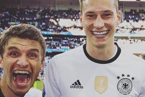 Thomas Müller und Julian Draxler freuen sich über den Sieg gegen die Slowakei