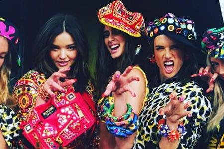 Von links nach rechts: Stella Maxwell, Miranda Kerr, Taylor Hill, Alessansdra Ambrosio und Hailey Baldwin Von links nach rechts: Stella Maxwell, Miranda Kerr, Taylor Hill, Alessansdra Ambrosio und Hailey Baldwin