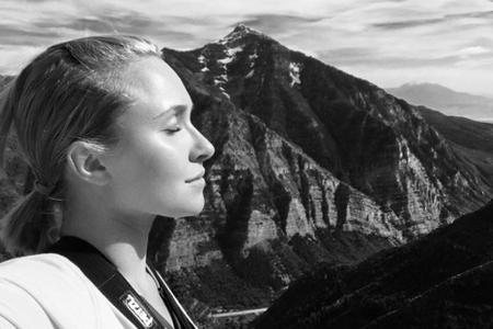 Ein Bild das Optimismus ausstrahlt: Hayden Panettiere vor einer Bergkulisse Ein Bild das Optimismus ausstrahlt: Hayden Panettiere vor einer Bergkulisse