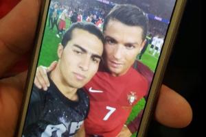 Der Beweis! Das ist das Flitzer-Selfie mit Ronaldo