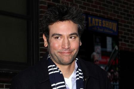Der Schal geht schon mal als Regisseurs-Schal durch: Josh Radnor wechselt bald wieder hinter die Kamera Der Schal geht schon mal als Regisseurs-Schal durch: Josh Radnor wechselt bald wieder hinter die Kamera