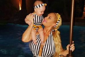 Coco Austin: Schwarz-weißer Partnerlook mit ihrer Tochter