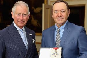Falscher Präsident Kevin Spacey von echtem Prinz Charles geadelt