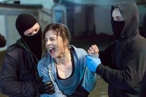 "Tatort: Hydra": Kommissarin Nora Dalay (Aylin Tezel) wird von Vermummten überfallen.