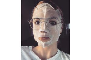 "Warnung! Dies ist kein Snapchat-Filter! Post-rote-Augen-Fluggesicht-Reparatur!", erklärt Kate Upton ihren Followern