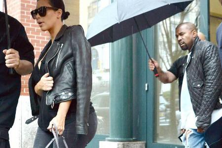 Auch Promis wie Kim Kardashian und Kayne West werden mal nass - ob Tasche und Jacken den Regen überlebt haben, ist nicht übe... Auch Promis wie Kim Kardashian und Kayne West werden mal nass - ob Tasche und Jacken den Regen überlebt haben, ist nicht übe...