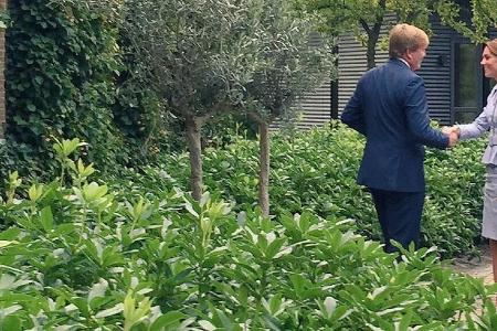Handshake im Grünen: Willem-Alexander und Kate am Dienstagmittag vor Villa Eikenhorst Handshake im Grünen: Willem-Alexander und Kate am Dienstagmittag vor Villa Eikenhorst