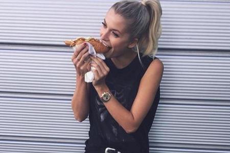 Sündigen erlaubt: Lena Gercke gönnt sich einen Hotdog Sündigen erlaubt: Lena Gercke gönnt sich einen Hotdog