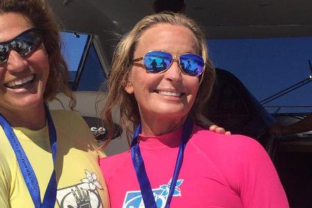 Sportlich, sportlich: Bo Derek (r.) nach ihrem 3000-Meter-Schwimmmarathon Sportlich, sportlich: Bo Derek (r.) nach ihrem 3000-Meter-Schwimmmarathon