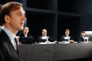 Burghart Klaußner (3.v.r.) als Richter in "Terror - Ihr Urteil", vorne links als Verteidiger: Lars Eidinger