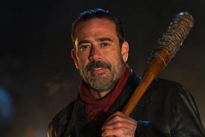 Das Scheusal Negan (Jeffrey Dean Morgan) schockiert in der ersten Folge der neuen Staffel von "The Walking Dead"