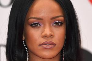 Rihanna trägt jetzt Dreadlocks