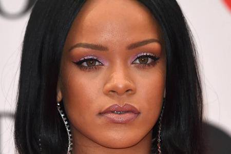 Statt kurz und glatt trägt Rihanna ihre Haare jetzt lang und verfilzt Statt kurz und glatt trägt Rihanna ihre Haare jetzt lang und verfilzt