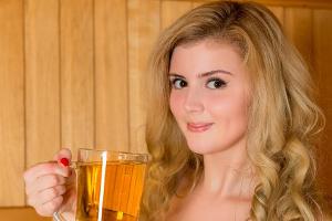 Entspannen in einer Badewanne voll Bier