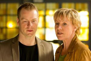 "Marie Brand und das Lied von Tod und Liebe": Marie Brand (Mariele Millowitsch) und Jürgen Simmel (Hinnerk Schönemann) müsse...