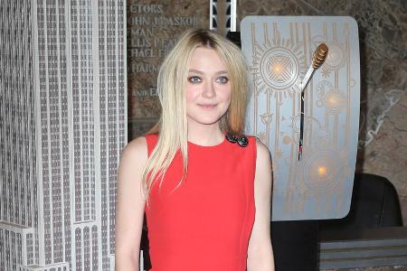 Dezent und doch lebhaft: Dakota Fanning ganz in Rot im Empire State Building Dezent und doch lebhaft: Dakota Fanning ganz in Rot im Empire State Building
