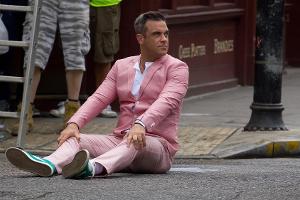 Der Rücken! Robbie Williams kann kaum noch tanzen