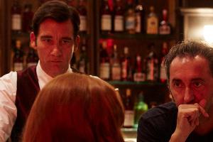 Clive Owen mixt Cocktails für Campari