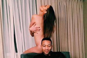 Chrissy Teigen posiert nackt für Geburtstags-Glückwünsche
