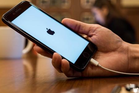 Nur mit dem Ladekabel lässt sich das iPhone wieder starten Nur mit dem Ladekabel lässt sich das iPhone wieder starten