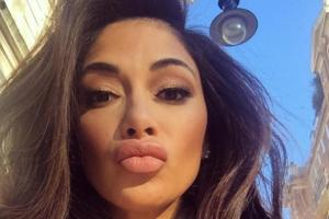 "Schaut mal, wer zum Spielen raus gekommen ist! Die #londoner Sonne!", schreibt Scherzinger zu diesem Foto