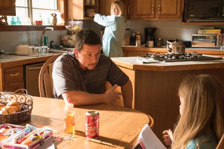 Mike Williams (Mark Wahlberg) mit Ehefrau Felicita (Kate Hudson) und Tochter Sydney (Stella Allen)