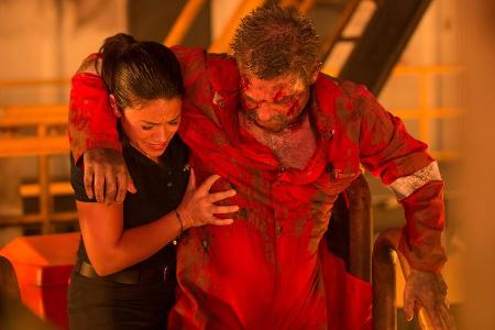 Andrea Fleytas (Gina Rodriguez) hilft dem verletzten Jimmy Harrell (Kurt Russell)