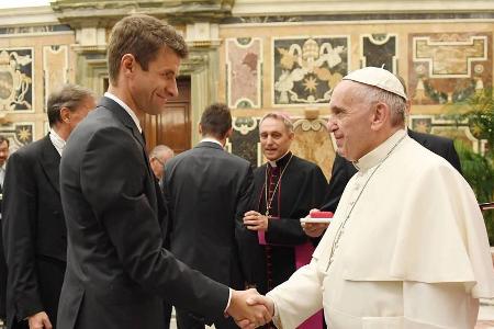 Thomas Müller traf heute mit der deutschen Fußball-Nationalmannschaft im Vatikan auf Papst Franziskus Thomas Müller traf heute mit der deutschen Fußball-Nationalmannschaft im Vatikan auf Papst Franziskus