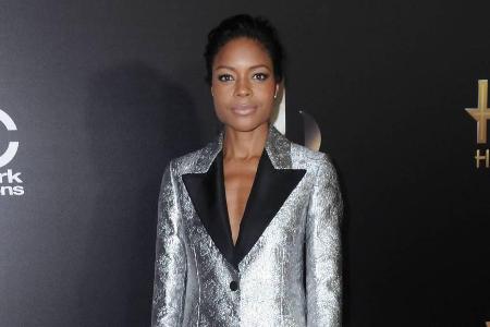 Im futuristischen Look lief Naomie Harris über den roten Teppich Im futuristischen Look lief Naomie Harris über den roten Teppich