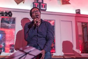 David B. Whitley sorgt für Gänsehaut-Stimmung unplugged