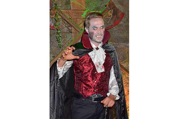 ...sicherlich auch gerne mal Nico Schwanz angebissen. Als Graf Dracula verfügte er dabei zumindest über das richtige Werkzeu...