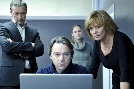 Boris Noethen (Michael Roll), Martin Schiff (Alexander Lutz), Julia Brandl (Inez Björg David) und Ellen Lucas (Ulrike Kriener) Boris Noethen (Michael Roll), Martin Schiff (Alexander Lutz), Julia Brandl (Inez Björg David) und Ellen Lucas (Ulrike Kriener)