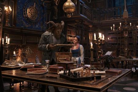 Emma Watson spielt die schöne Belle, während das Biest von Dan Stevens verkörpert wird Emma Watson spielt die schöne Belle, während das Biest von Dan Stevens verkörpert wird